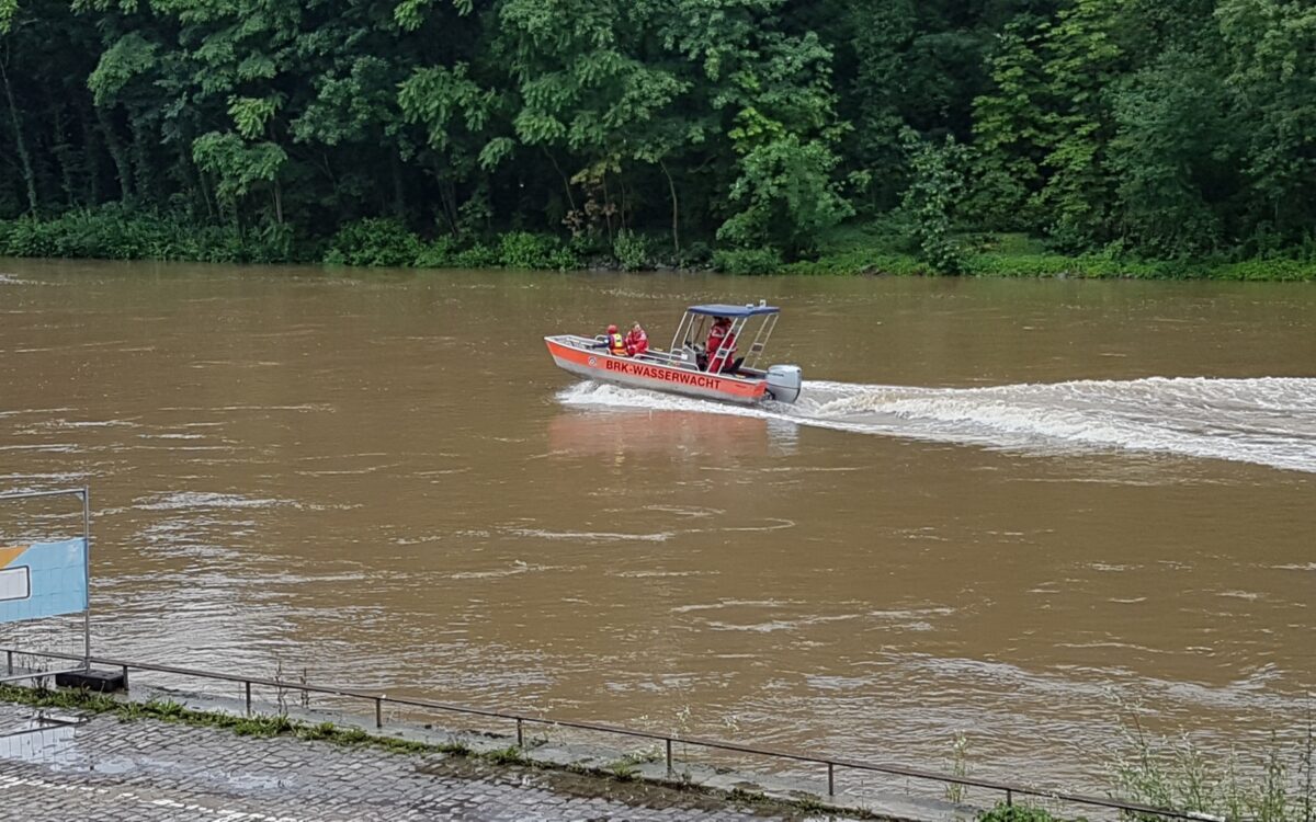 Ein Boot der Wasserwacht fährt auf dem Main Ein Boot der Wasserwacht fährt auf dem Main